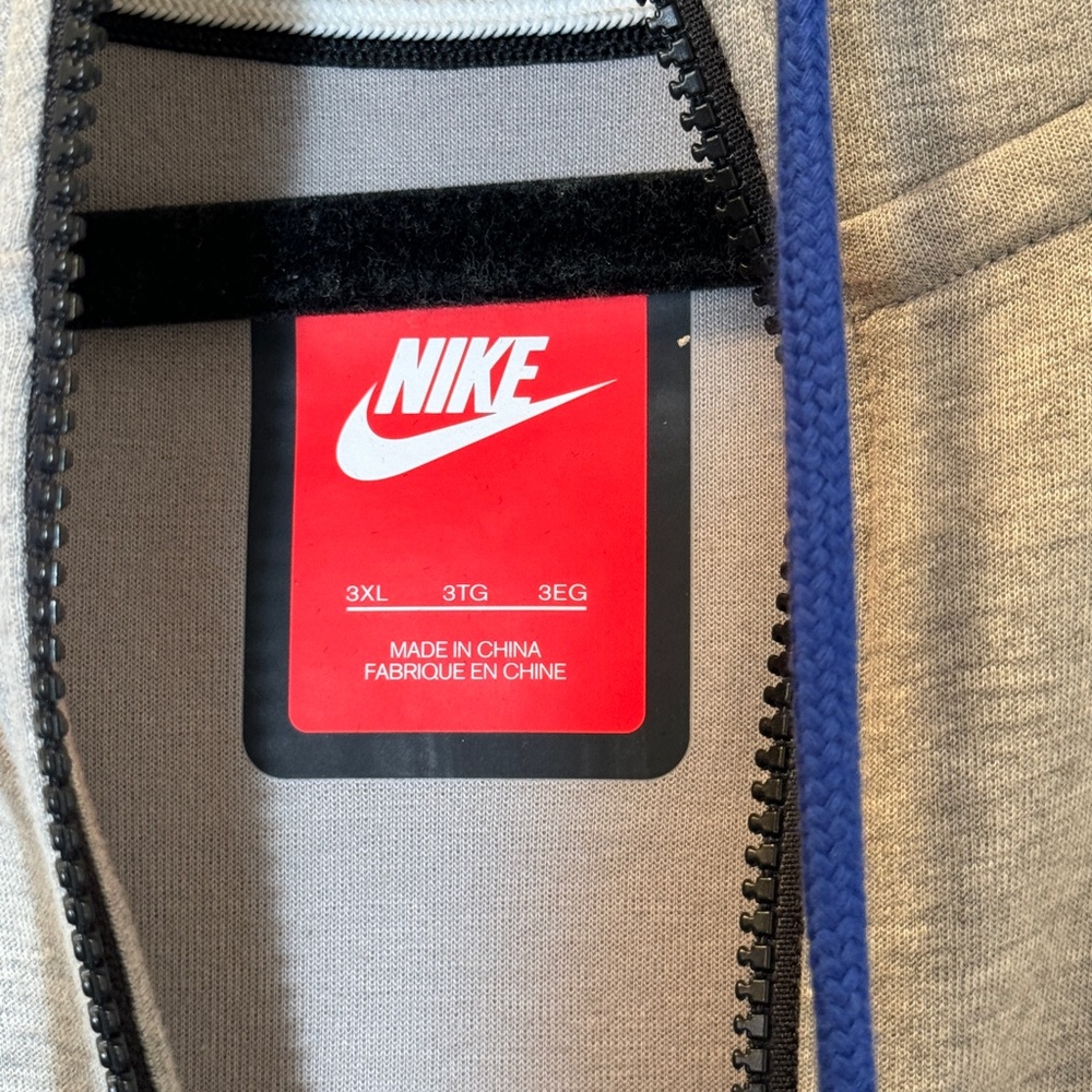 Nike Men's Gray Performance Hoodie Jacket - Picture 3 of 3